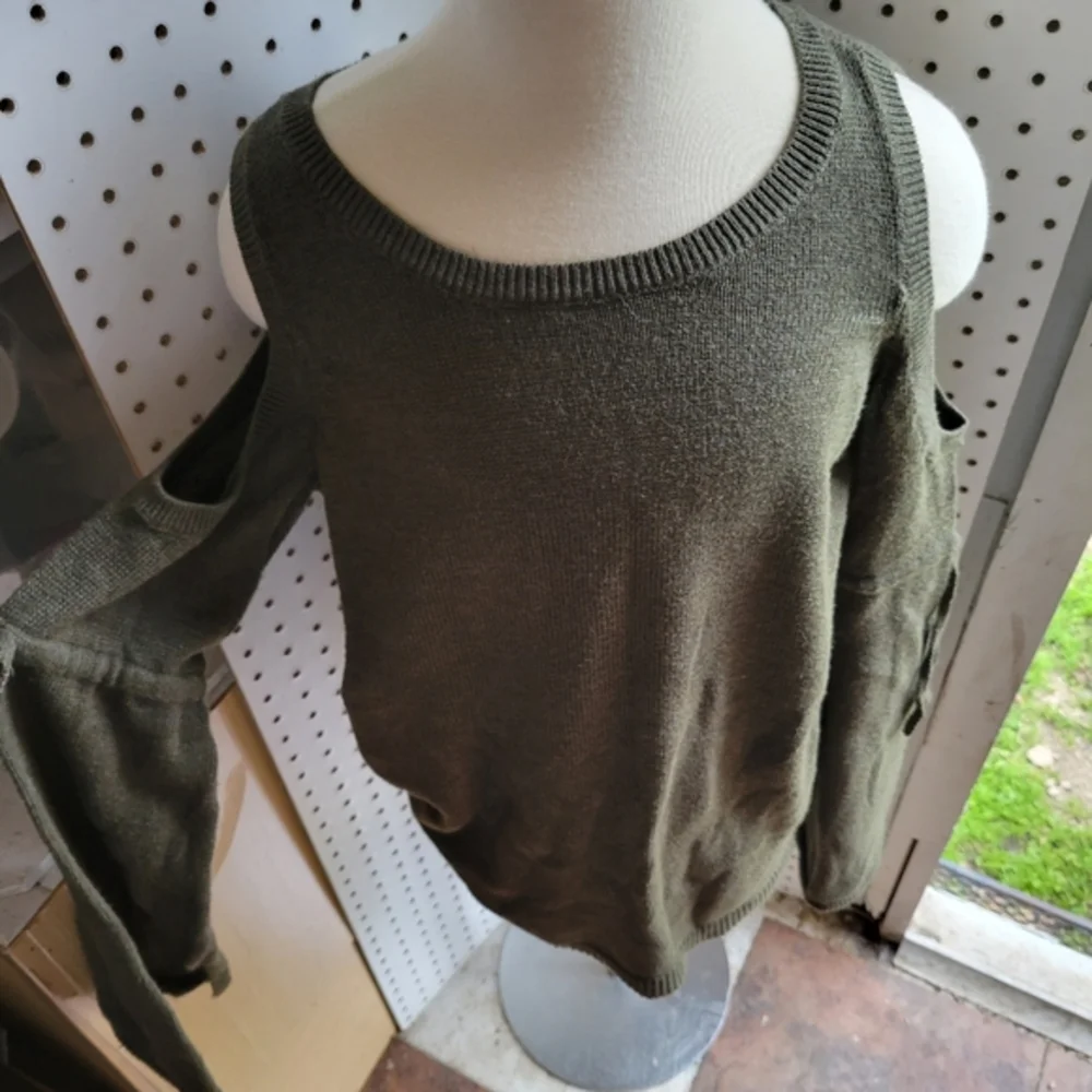 American Eagle Outfitters XS‎ women's cold shoulder sweater